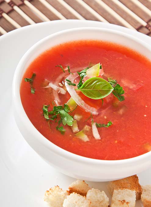 Gazpacho sopa fría deliciosa en un tazón blanco